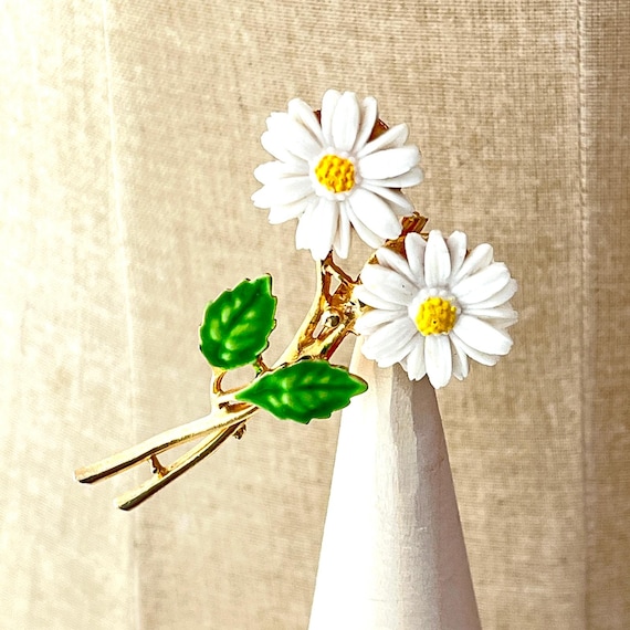 Vintage 1960s 1970s Daisy Flower Brooch