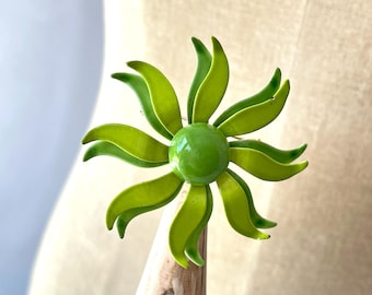 Broche retro de esmalte con diseño de molinillo y dos piezas de color verde lima, estilo Flower Power de los años 60.