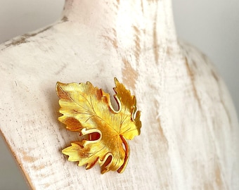Broche vintage con forma de hoja en tono dorado - Joyería de otoño de los años 60