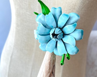 Broche retro de esmalte azul aguamarina con tallo verde, estilo Flower Power de los años 60, pintado.