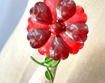 Broche vintage de flor de metal rojo esmaltado – Broche retro para fiestas en el jardín