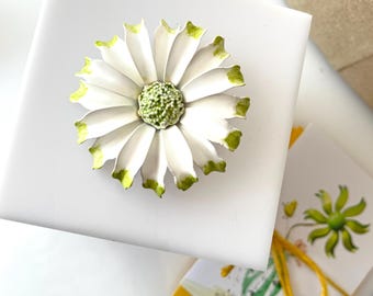 Broche vintage blanco y verde retro de esmalte pop mod de los años 60 estilo flower power pintado