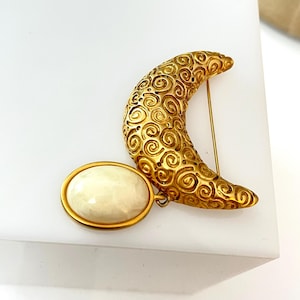 Broche grande vintage de Givenchy con forma de media luna, de los años 90.