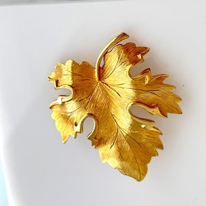 Gorgeous Vintage Gold Tone Detailed Autumn Leaf Brooch Pin 1960s