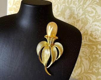 Broche floral texturizado en tono dorado con perlas de imitación de Sarah Coventry: una pieza llamativa.