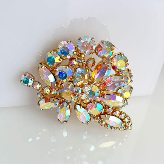 Spilla Floreale Con Cristalli Star Burst - Tonalità Argento Trasparente - Larghezza 6,25 Cm - Regalo Donna