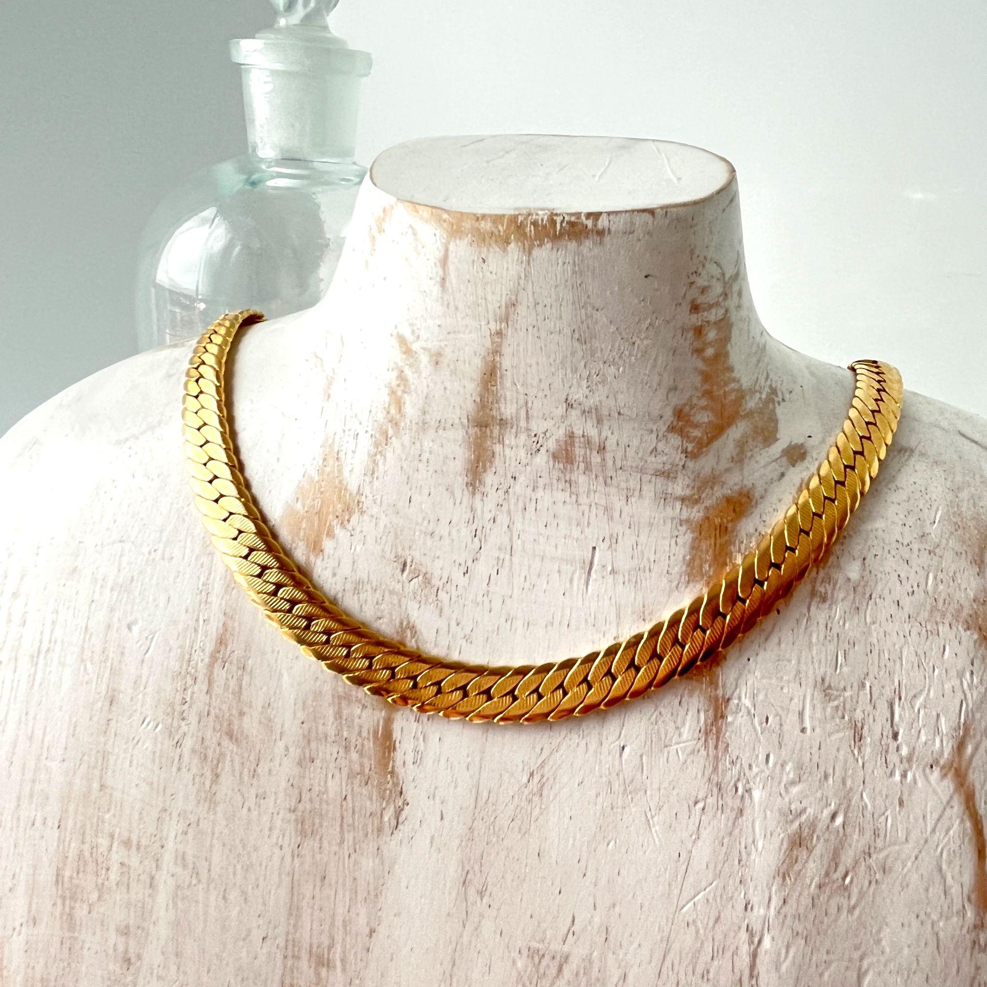 Vintage 70's Beautiful Enamel Long Gold Tone Chain Necklace