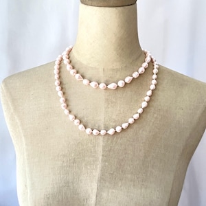 Conjunto vintage de três peças com colar e pulseira de pérolas artificiais rosa claro