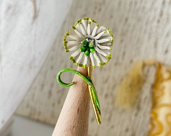Adorable broche vintage verde y blanco con estampado floral estilo Flower Power de los años 60.