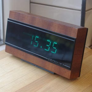 Orygialny zabytkowy radziecki budzik VFD Elektronika 6 (Электроника 6). Działający cyfrowy stół rzadki radziecki elektroniczny zegar cccp