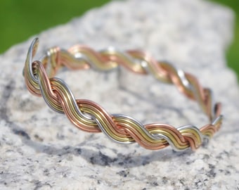 Multielement four alloy wrapped wire bracelet: bronze, brass, copper, stainless steel. Waves pattern.