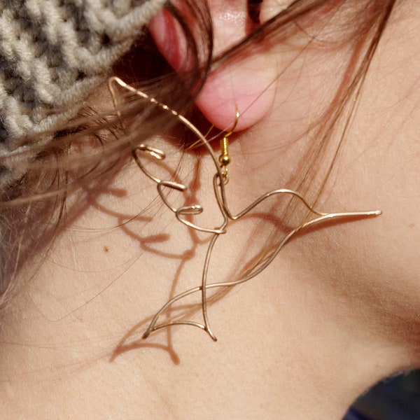 Kolibri Ohrringe. Handgemachte Ohrringe aus Bronzedraht. Goldene Ohrringe. Eine Linie Zeichnung Ohrringe Ohrringe für Mädchen Geschenk zum Jahrestag