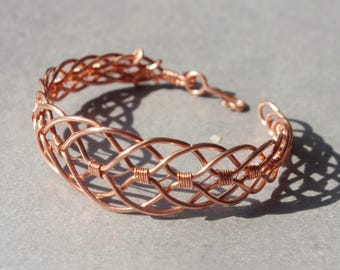 Copper wire wrapped bracelet with clasp. Triple increasing wave pattern. Pure or oxidized finishing.