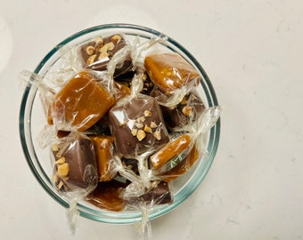 Caramelos mixtos cubiertos de chocolate con avellanas y caramelos de avellanas tradicionales