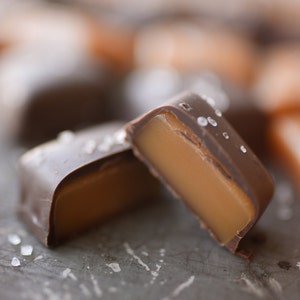 Met chocolade bedekte gezouten karamel