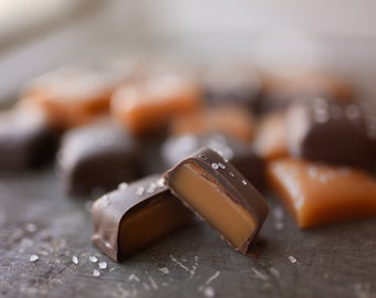 Caramels salés enrobés de chocolat mélangé et caramels salés mous à l'ancienne