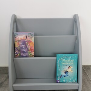 The smallest Montessori bookshelf in the picture, painted all grey. This bookshelf is different from the others because it has fewer shelves - 3 instead of 4. Dimensions of the bookcase: Height 46, Width 54, Depth 30 cm