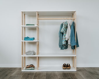 Massief houten montessorikledingkast met planken, open kledingrek voor kinderen