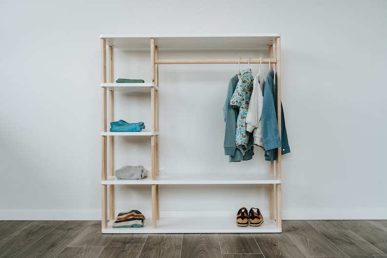 Offene Montessori-Garderobe mit Kleiderstange und Fächern