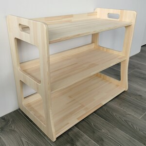 This Montessori shelf is made of natural wood, untreated. The natural wood is light and the structure of the wood is visible. Montessori shelf of 3 shelves, dimensions: Height 66, width 81, depth 42 cm.
