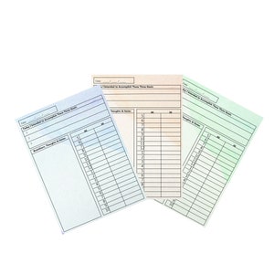 Könnte beinhalten: Drei leere Tagesplaner-Seiten mit hellblauem, hellgrünem und hellorangefarbenem Hintergrund. Jede Seite hat einen Bereich für "Heute habe ich mir vorgenommen, diese drei Ziele zu erreichen:" und einen Bereich für "Gedanken und Notizen".