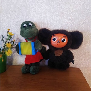 Cheburashka and Crocodile Gena/Cute Vintage Toys/Plush Dolls/Soviet Musical Toy/Soviet Cartoon Heroes/Children&#39;s Room Decor/Children&#39;s Toy