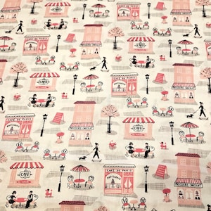 Könnte beinhalten: Ein sich wiederholendes Muster mit rosa Pariser Café- und Konditorei-Illustrationen auf weißem Hintergrund. Das Design umfasst Café-Markisen, Tische, Stühle, Straßenlaternen, Bäume und Menschen, die Hunde ausführen. Text enthält "CAFE" und "PATISSERIE CHOCOLAT".