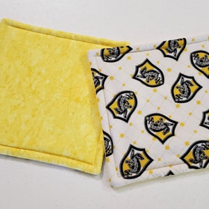 Hufflepuff grytlappar set om 2, tillverkade med licensierat Harry Potter Hufflepuff-tyg