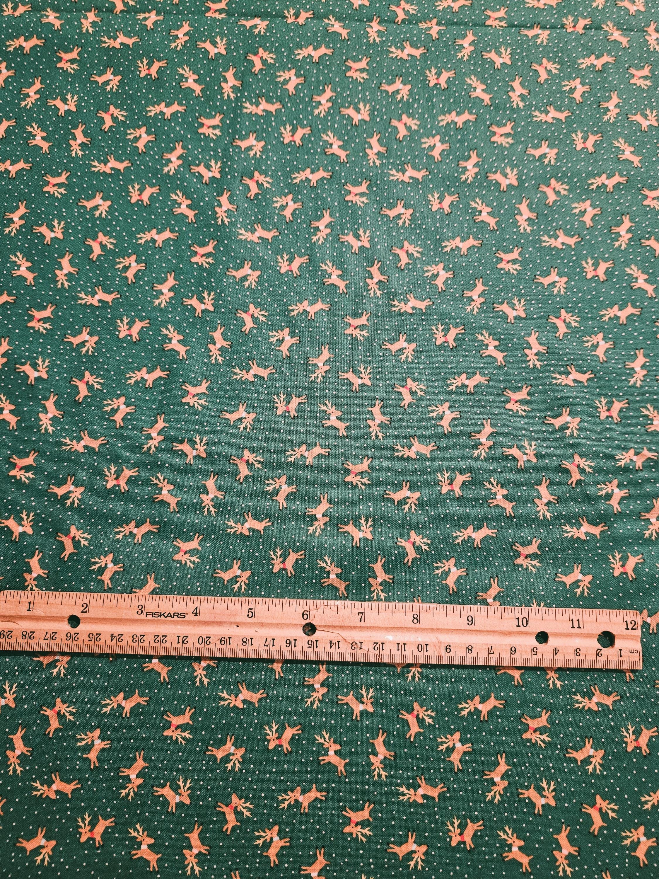 Tissu Polycoton Noël - Motif Rennes Rouges Sur Fond Rouge, 1 Mètre X 45 Pouces