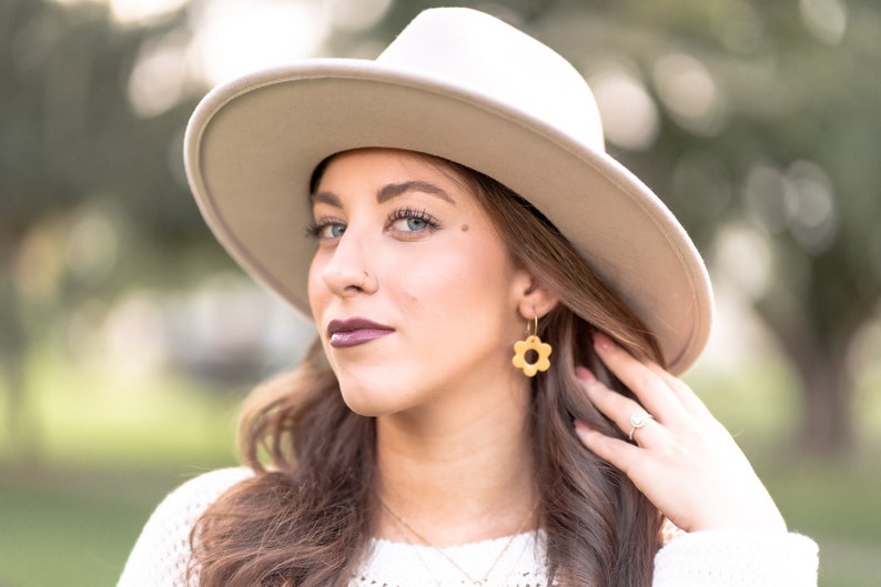 RETRO DAISY HOOPS in Mustard