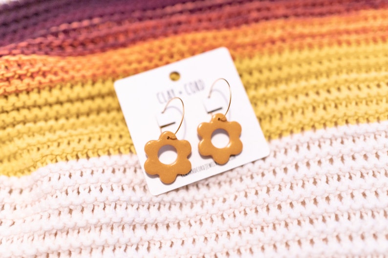 RETRO DAISY HOOPS in Mustard