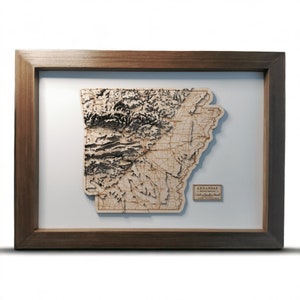 Carte d'état sculptée de l'Arkansas | Carte encadrée Little Rock