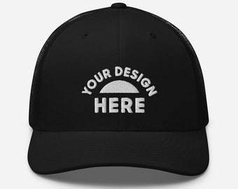 Może przedstawiać: Czarna czapka trucker z białym haftem z napisem "YOUR DESIGN HERE".