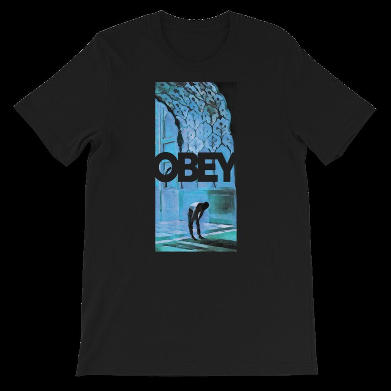 K&ouml;nnte beinhalten: Schwarzes T-Shirt mit einem blauen und wei&szlig;en Grafikdruck einer Person, die in einem Durchgang steht, mit dem Wort "OBEY" in Schwarz gedruckt.
