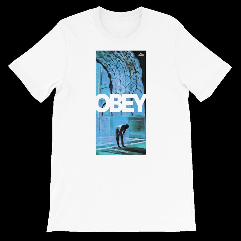 K&ouml;nnte beinhalten: Wei&szlig;es T-Shirt mit einem blauen und wei&szlig;en Grafikdruck eines Mannes, der sich vor einer Wand mit einem blauen und wei&szlig;en Muster verbeugt. Die Grafik enth&auml;lt auch das Wort "OBEY" in wei&szlig;en Buchstaben.