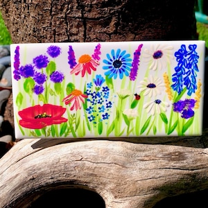 Joaninha em flores silvestres pintadas à mão em cerâmica/arte de parede/decoração de casa