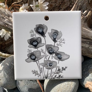 Monochrome Poppies handbemalte Keramikfliese / Ornament / Wandkunst / Home Decor