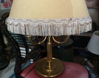 Lampada da tavolo francese in oro antico Arredamento freccia oro Lampada da scrivania da ufficio Paralume con frange Arredamento scrivania Paralume beige Lampada accento oro Stile impero