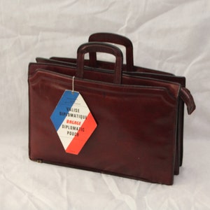 Porte-documents protocolaire en cuir bordeaux français des années 1980 Sac diplomatique Ministère des Affaires étrangères Paris France Valise diplomatique Attaché-case