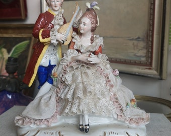 Figurines en porcelaine Couple romantique Dentelle de porcelaine Décor baroque Statue rococo Cadeau musique Belle dame Décor floral Poupée en porcelaine signée