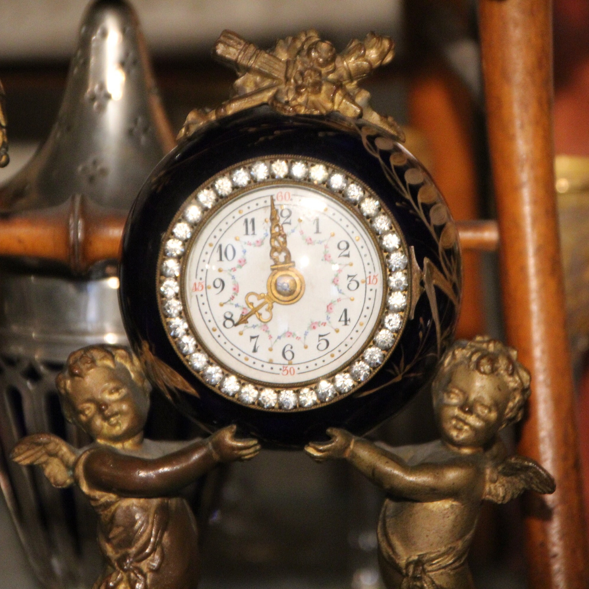 horloge de bureau ancienne du 19ème siècle, décor figurines d'anges horloge cheminée cadran émaillé en or décor maison maître