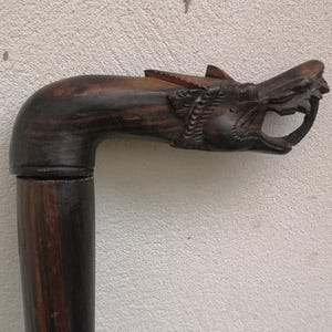 Gehstock mit Drachenkopf Geschnitzter Holzstock Gehstock Geschenk für Ihn Geschenk für Sie Drache Geschenk Drache Dekor