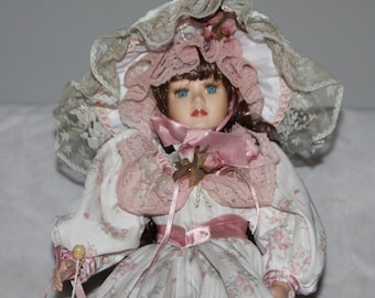 ROBE EN SOIE ROUGE ET DENTELLE 1900 POUR POUPEE