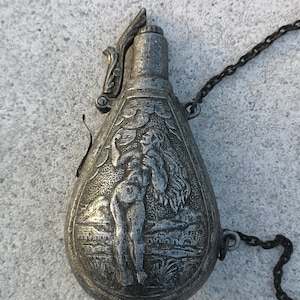 Powder flask Vintage decorative gunpowder flask with chain Powder horn Cast iron metal engraved ornate Military decor Gift ideas for him