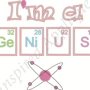 Puede incluir: Diseño de bordado rosa y blanco con el texto "I'm a Genius" y un átomo estilizado con un núcleo rosa y tres electrones en órbita. La palabra "Genius" está escrita usando los símbolos químicos de Germanio (Ge), Níquel (Ni), Uranio (U) y Azufre (S).