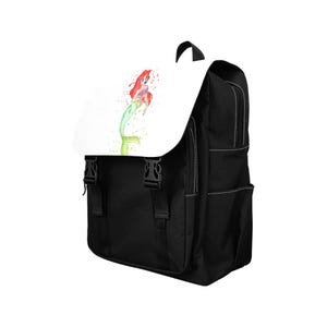 K&ouml;nnte beinhalten: Ein schwarzer Rucksack mit einer wei&szlig;en Klappe, die eine Aquarellillustration einer Meerjungfrau mit langem rotem Haar und gr&uuml;nem Schwanz zeigt. Der Rucksack verf&uuml;gt &uuml;ber zwei schwarze Kunststoffschnallen, Seitentaschen und wei&szlig;e Ziern&auml;hte.