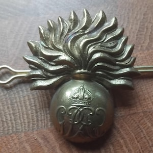 Vintage World War 1 (WW1 1914-1918) Canadian Army The Grenadier Guards. Kings Crown. Cap Badge, military badge .