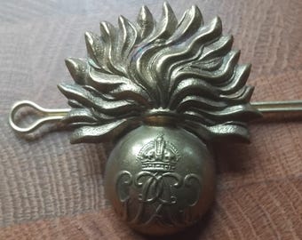 Vintage World War 1 / 2 (WW1 1914-1918) Canadian Army The Grenadier Guards. Kings Crown. Cap Badge, military badge .