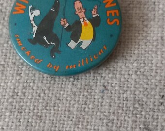 zabytkowa odznaka cynowa i pieczęć Wills Woodbine „Smoked by Millions” o średnicy 32 mm z lat 1960/70.