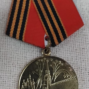 vintage(1995 issue) Russian commemorative medal to commemorate 50 years since the victory  against Germany in World War 2.